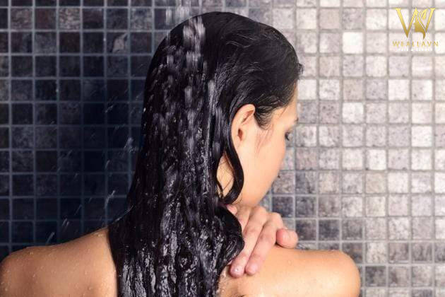 Gội đầu bằng nước lạnh là một trong những cách để tóc không bết dính nên sử dụng