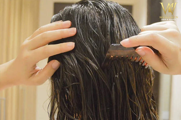 Tóc đang ướt hãy dùng lược chải nhẹ nhàng