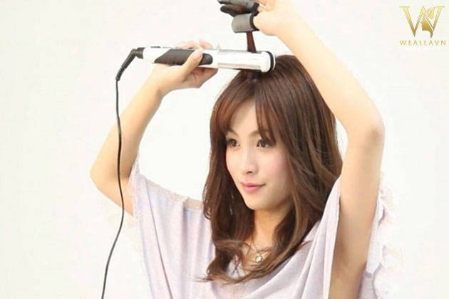 Cách giữ nếp tóc mái bay với máy ép tóc tại nhà đơn giản
