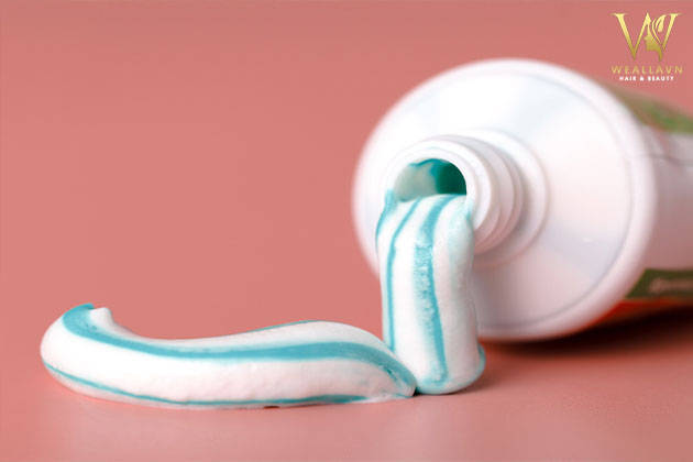 Cách tẩy thuốc nhuộm tóc dính trên da bằng kem đánh răng