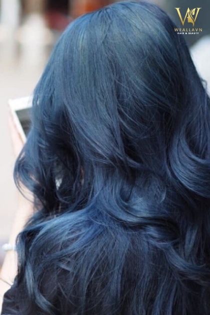 8 kiểu nhuộm màu tóc xanh dương đen dẫn đầu xu hướng 2023  HTNC