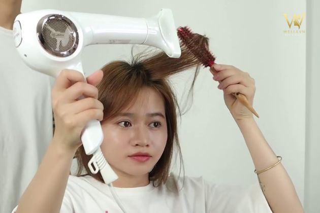 Hướng dẫn cách làm tóc mái bay bằng máy sấy