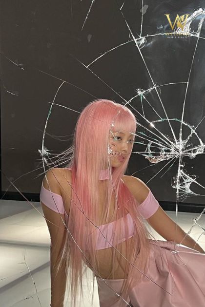 Nhuộm tóc hồng Jennie trước gương 