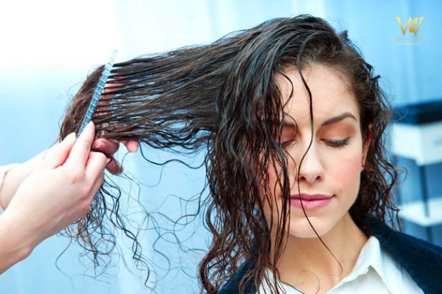 Uốn tóc khi tóc còn ướt