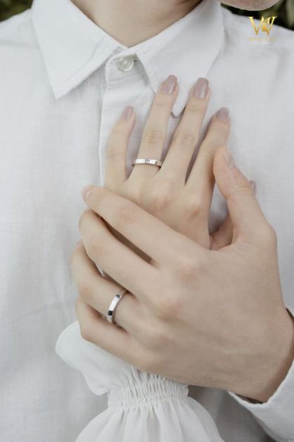 Đeo nhẫn cưới tay nào: cách đeo nhẫn cưới đúng cho các cặp