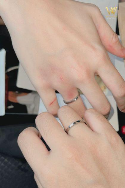 Nữ đeo nhẫn cưới tay trái được không? | Apj.vn