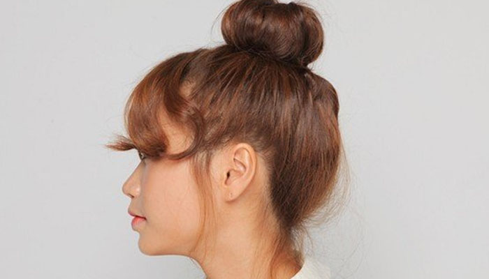 Tiết lộ cách tự tạo kiểu tóc tại nhà đơn giản mà ai cũng phải biết Búi tóc trên đỉnh đầu