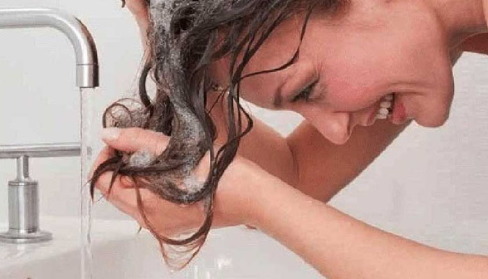 Gợi ý 10+ Cách trị rụng tóc tại nhà hiệu quả nhất chỉ sau 2 tuần Cách chữa rụng tóc tại nhà bằng việc gội đầu đúng cách