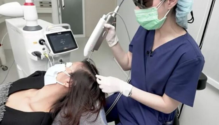 Gợi ý 10+ Cách trị rụng tóc tại nhà hiệu quả nhất chỉ sau 2 tuần Cách chữa rụng tóc với Liệu pháp laser