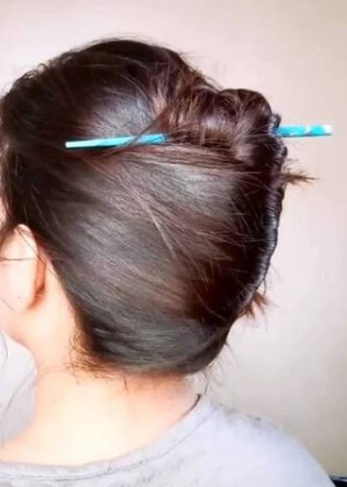Hướng dẫn 3 cách quấn tóc bằng bút dễ làm chỉ mất 1 phút Cách quấn tóc bằng bút với kiểu tóc búi cao