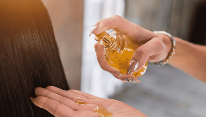 Giải đáp: Có nên nhuộm lại tóc đen - Nghe lời khuyên từ chuyên gia Dùng dầu dưỡng