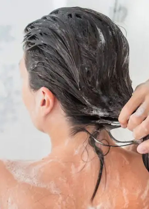 Hướng dẫn 5 Cách chữa rụng tóc bằng vỏ bưởi đơn giản tại nhà Dùng dầu gội, dầu xả không đúng cách