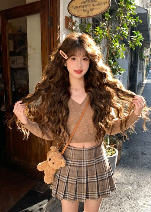 Giao mùa ấn tượng với 9+ Mẫu tóc màu nâu caramel ngọt ngào Gây ấn tượng khó quên với mái tóc xoăn xù mì nhuộm caramel