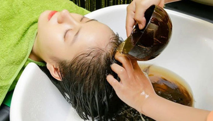 Sau sinh bao lâu gội đầu được & Cách gội đầu sau sinh an toàn Gội đầu bằng bồ kết