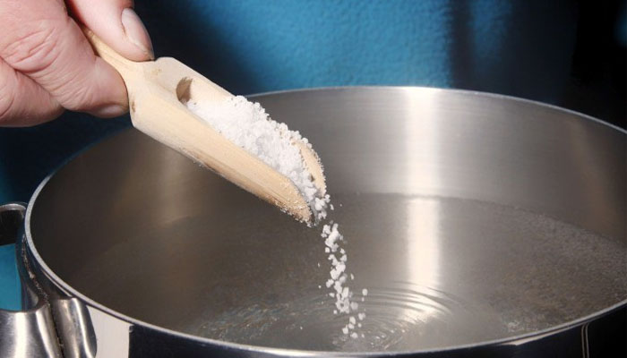 Cách gội đầu với muối trị rụng tóc hiệu quả ngay tại nhà Gội đầu bằng nước muối trị gầu
