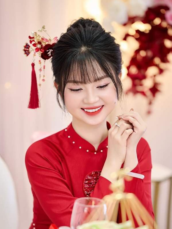 Top 11 Kiểu tóc cô dâu ăn hỏi Hot trend cho nàng ngày trọng đại Kiểu tóc cô dâu đám hỏi búi cao