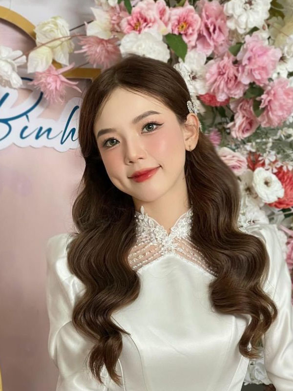 Top 11 Kiểu tóc cô dâu ăn hỏi Hot trend cho nàng ngày trọng đại Kiểu tóc dài cô dâu ăn hỏi uốn xoăn nhẹ nhàng