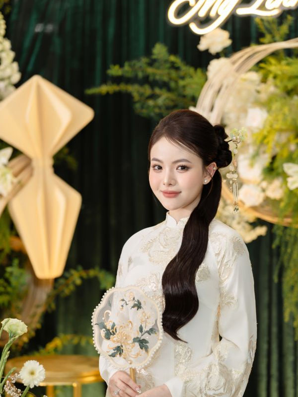 Top 11 Kiểu tóc cô dâu ăn hỏi Hot trend cho nàng ngày trọng đại Kiểu tóc dài cột thấp cho cô dâu ngày ăn hỏi