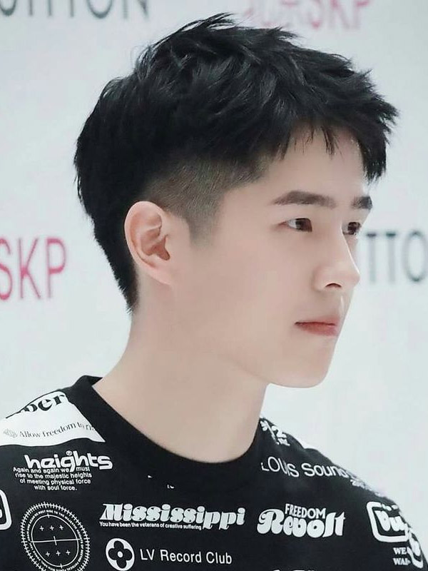 #13 Kiểu tóc layer nam cạo 2 bên thời thượng, làm mưa làm gió năm 2026 Kiểu tóc layer nam cạo 2 bên hot trend