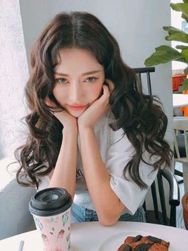 21+ Mẫu uốn sóng nước được Idol Kpop yêu thích nhất 2023 Kiểu tóc uốn sóng nước kết hợp rẽ ngôi