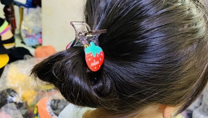 Tiết lộ cách tự tạo kiểu tóc tại nhà đơn giản mà ai cũng phải biết Làm tóc xoăn đuôi bằng kẹp càng cua
