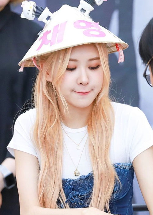 #12 kiểu Rose tóc vàng "thăng hạng nhan sắc" Rose tóc vàng kết hợp phụ kiện