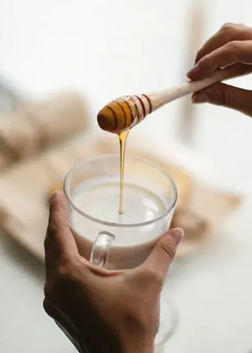 Cách ép tóc dễ như ăn cực đơn giản bằng 2 phương pháp Sử dụng bột gạo và lòng đỏ trứng gà