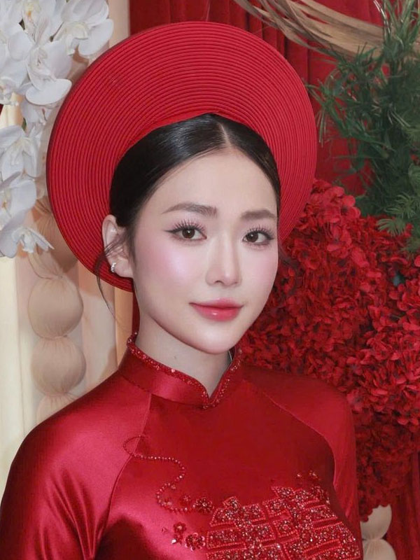 Top 11 Kiểu tóc cô dâu ăn hỏi Hot trend cho nàng ngày trọng đại Tóc búi kết hợp khăn đóng