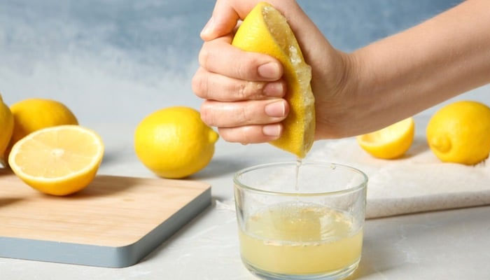 Nằm lòng cách làm tóc đen trở lại sau khi nhuộm tại nhà Tóc đen trở lại với sản phẩm vitamin C