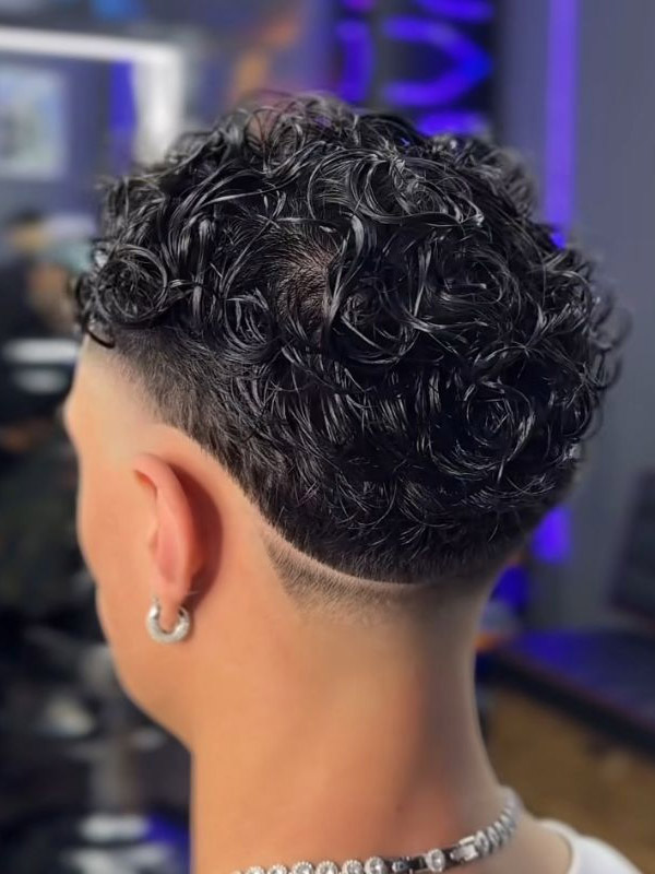 Giải đáp thắc mắc: Kiểu tóc mohican phù hợp với khuôn mặt nào? Tóc mohican hai mái lãng tử
