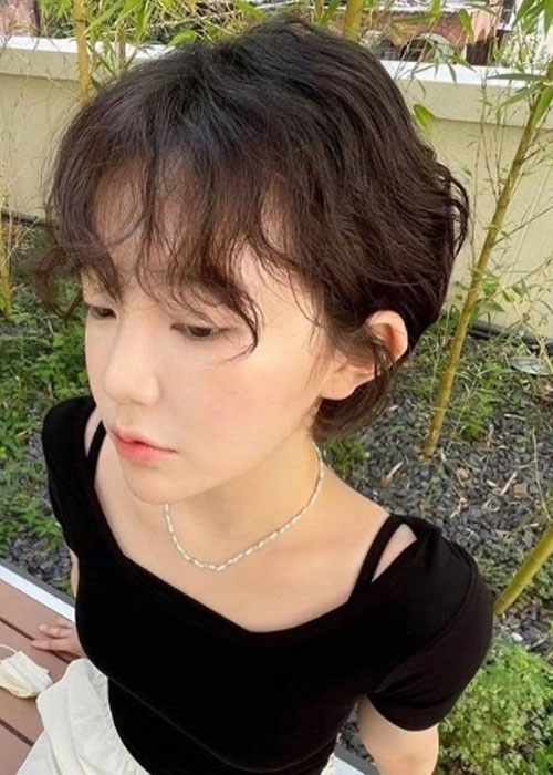 tóc tém uốn xoăn mái thưa