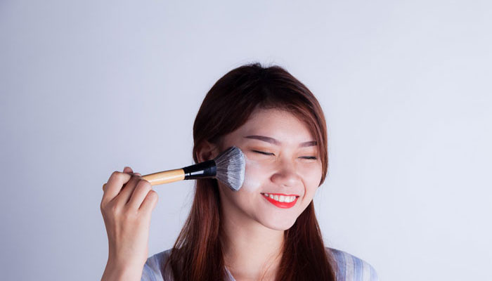 “Hướng dẫn” Top 2 cách dùng phấn rôm cho tóc bết hiệu quả Dùng phấn rôm cho tóc bết bằng mút trang điểm