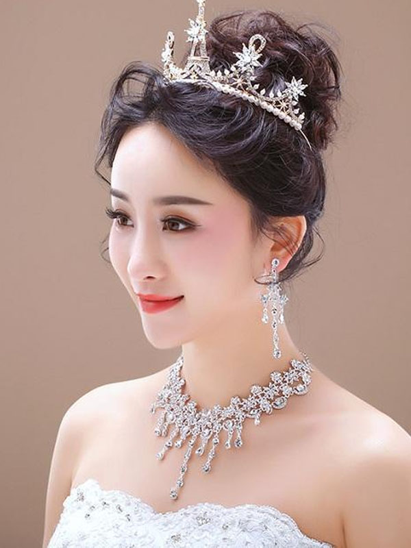 #13 Mẫu tóc cô dâu đội vương miện - Thời thượng hot nhất 2023 Kiểu tóc cô dâu búi rối