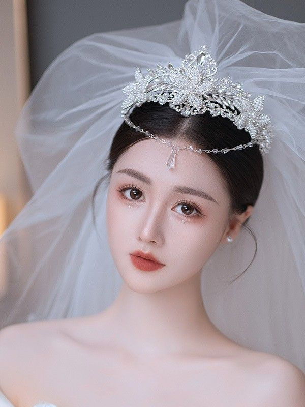 #13 Mẫu tóc cô dâu đội vương miện - Thời thượng hot nhất 2023 Kiểu tóc cô dâu đội vương miện điệu đà công chúa