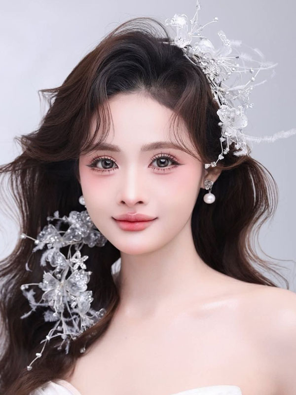 #13 Mẫu tóc cô dâu đội vương miện - Thời thượng hot nhất 2023 Kiểu tóc cô dâu sóng nước