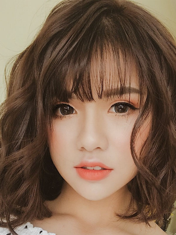 Đẹp mê ly với 22 Kiểu tóc uốn ngang vai thịnh hành cho phái đẹp Mẫu tóc xoăn ngang vai mái thưa