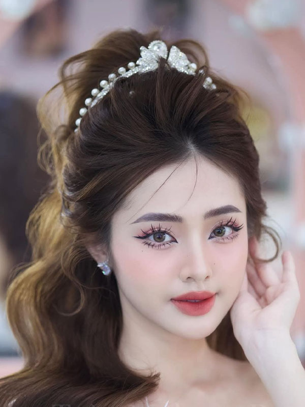 #13 Mẫu tóc cô dâu đội vương miện - Thời thượng hot nhất 2023 Tóc cô dâu đội vương miện cột đuôi ngựa