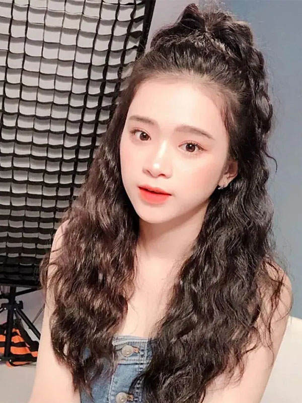 Hút hồn với 33+ Mẫu tóc uốn xoăn lọn nhỏ dẫn đầu xu hướng Tóc xoăn lọn nhỏ kết hợp buộc nửa đầu