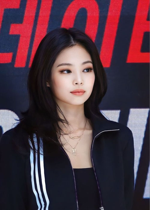 Jennie Tóc Ngắn: Phong Cách Mới Mẻ và Quyến Rũ Của Nữ Thần Kpop Kiểu tóc này phù hợp với nhiều gương mặt và phong cách khác nhau