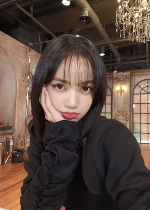 Lisa Tóc Ngắn: Kiểu Tóc Nổi Bật Và Đầy Cảm Hứng Từ BLACKPINK Tóc ngắn với mái thưa