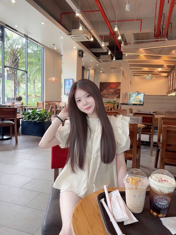 ảnh gái uống trà sữa