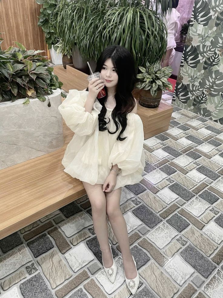 gái xinh uống trà sữa