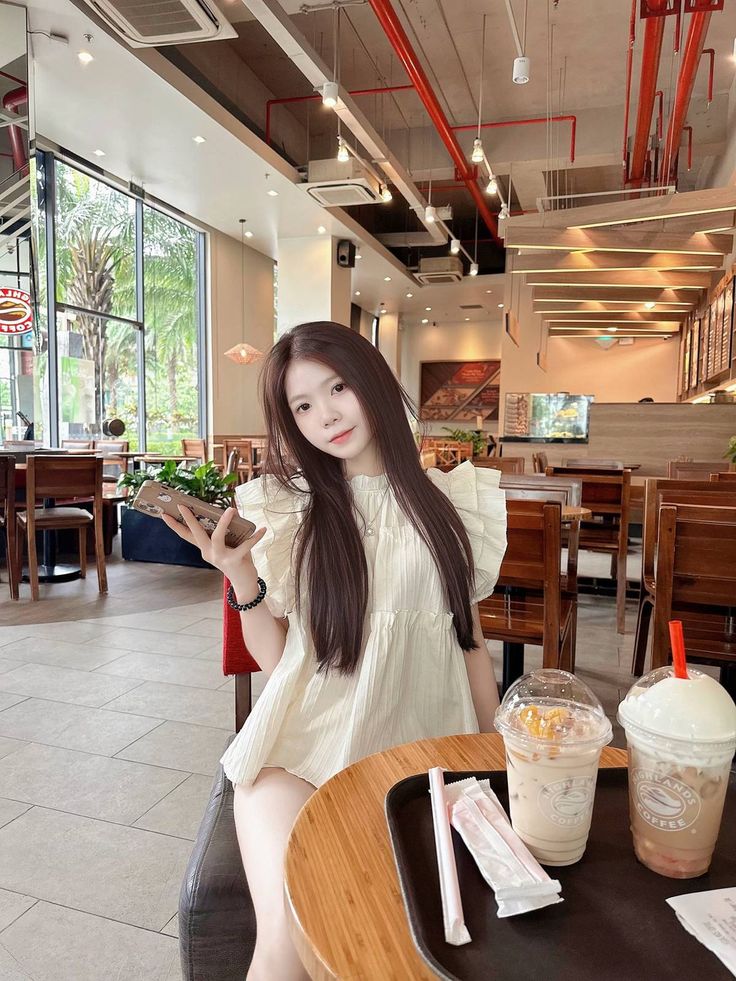 ảnh gái xinh uống trà sữa