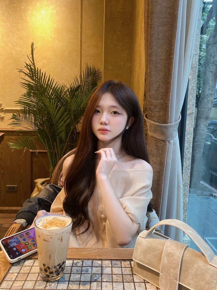 hình cô gái uống trà sữa