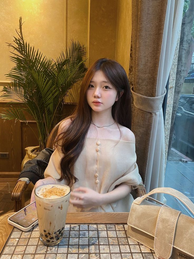gái xinh uống trà sữa