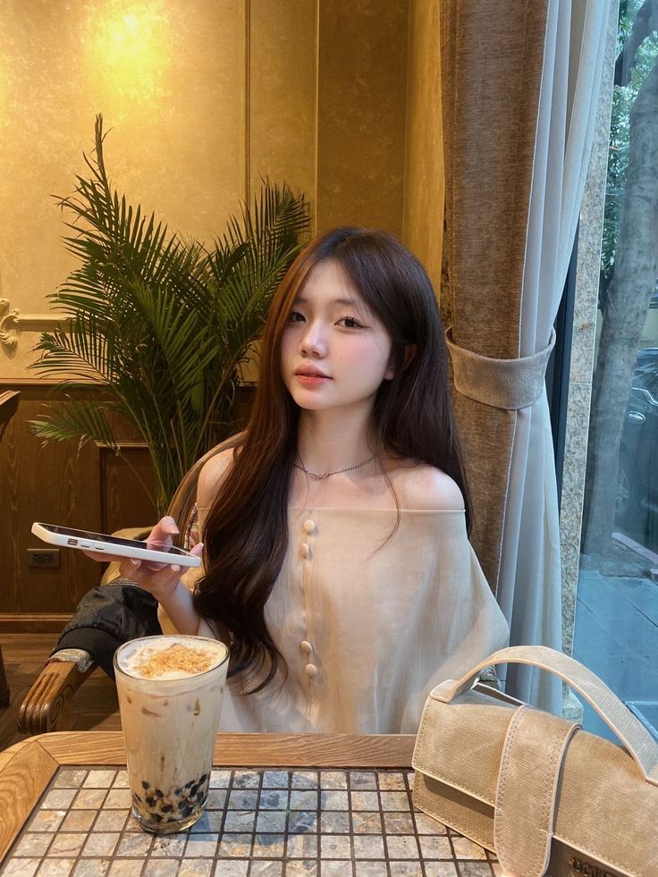 ảnh gái xinh uống trà sữa