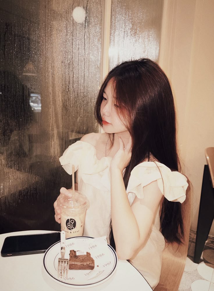 hình cô gái uống trà sữa