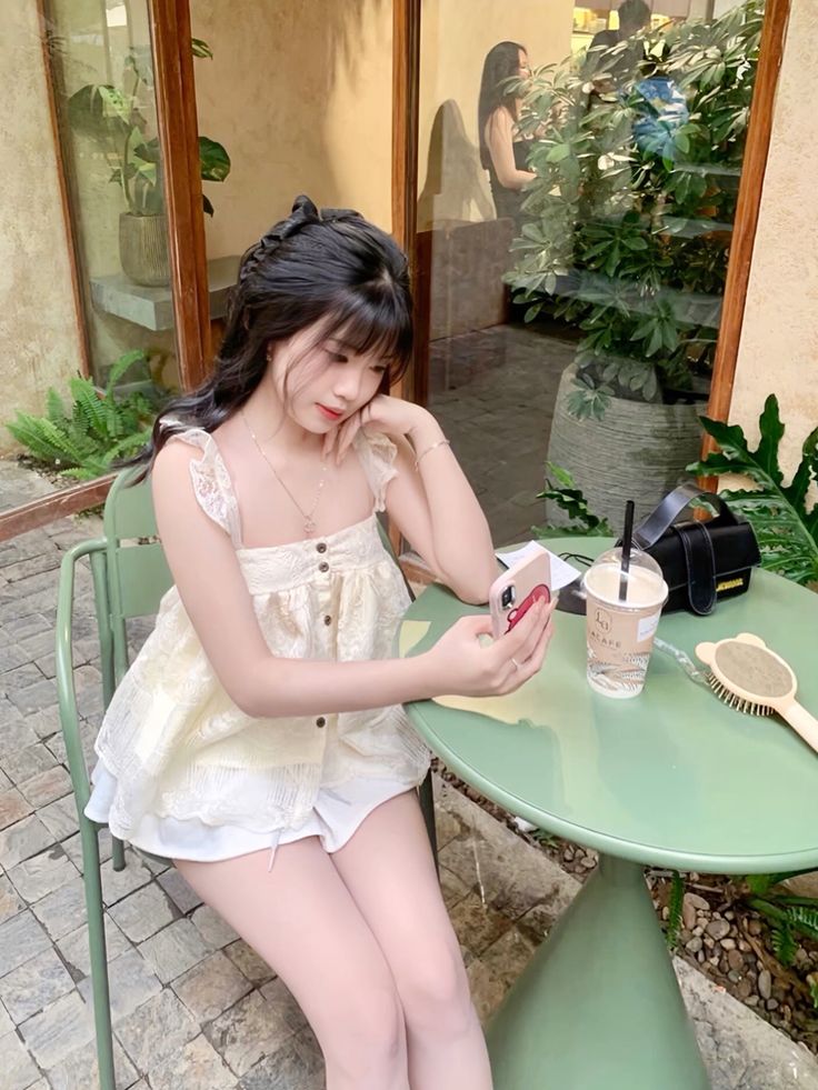 Ảnh gái uống trà sữa dễ thương và đáng yêu ảnh gái uống trà sữa
