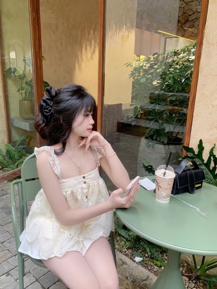 hình cô gái uống trà sữa