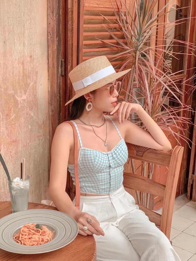 gái mặc áo hai dây